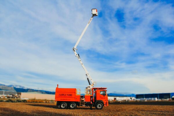 Versalift VO255 on Hino 2632 Arborist Truck - Image 5