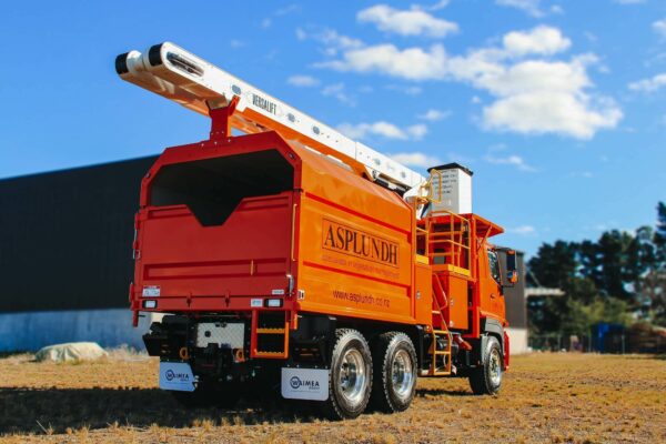 Versalift VO255 on Hino 2632 Arborist Truck - Image 3