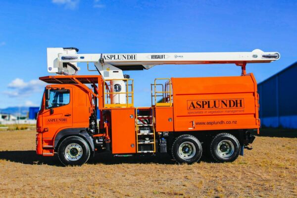 Versalift VO255 on Hino 2632 Arborist Truck - Image 2