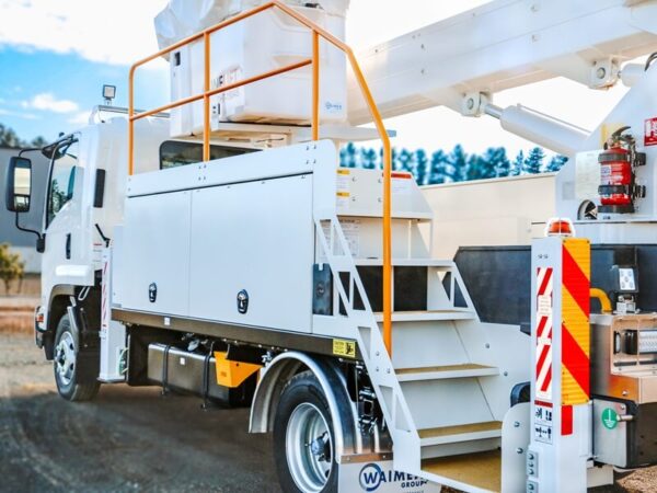 Linelift® DHT150AS on Isuzu FRR600 Truck - Image 10