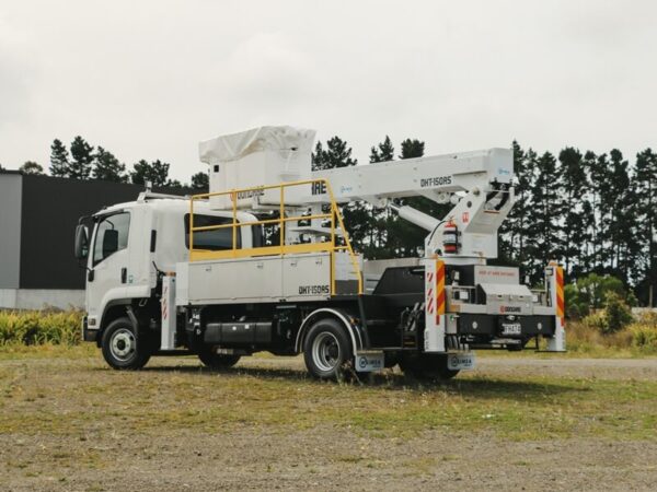 Linelift® DHT150AS on Isuzu FRR600 Truck - Image 4