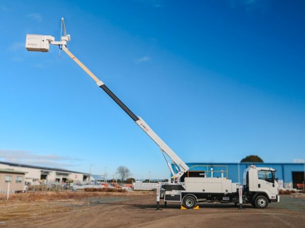 Linelift® DHT150AS on Isuzu FRR600 Truck - Image 3