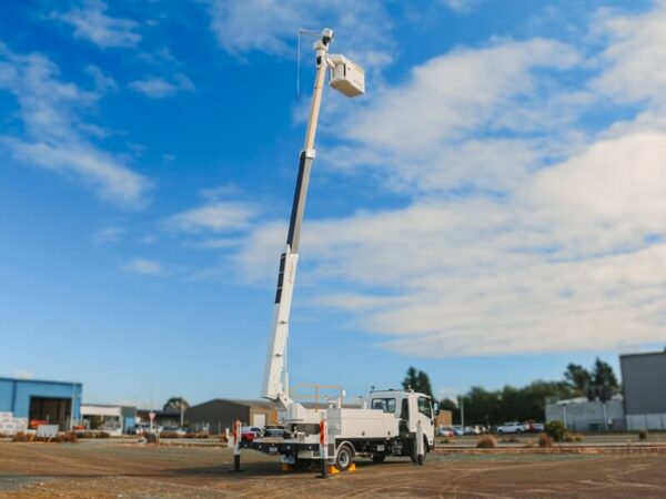 Linelift® DHT150AS on Isuzu FRR600 Truck - Image 7