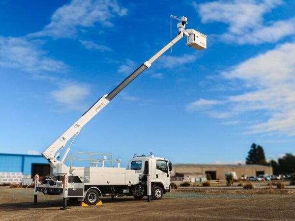 Linelift® DHT150AS on Isuzu FRR600 Truck - Image 2