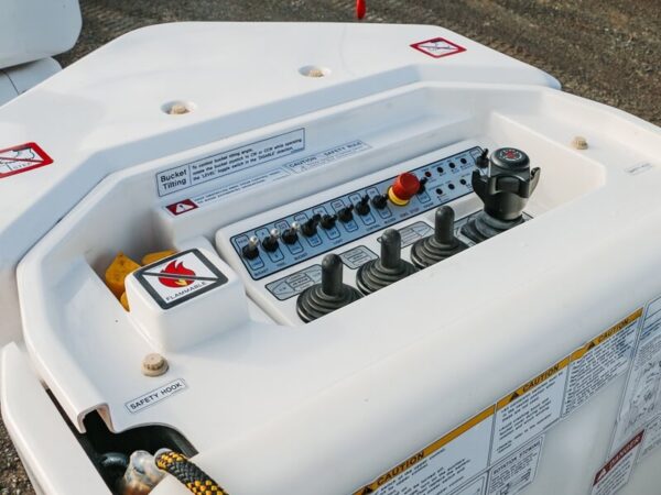 Linelift® DHT150AS on Isuzu FRR600 Truck - Image 9
