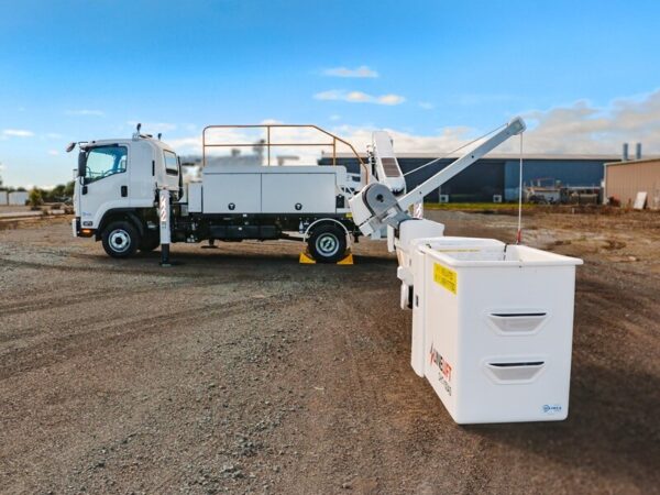 Linelift® DHT150AS on Isuzu FRR600 Truck - Image 6
