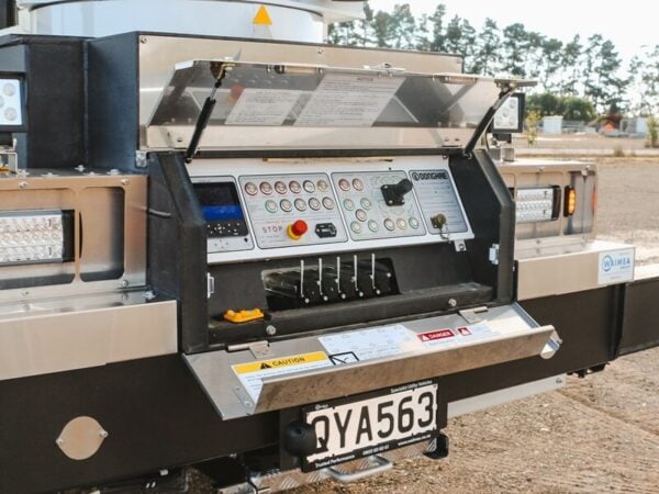 Linelift® DHT150AS on Isuzu FRR600 Truck - Image 8