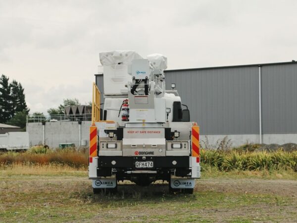 Linelift® DHT150AS on Isuzu FRR600 Truck - Image 5