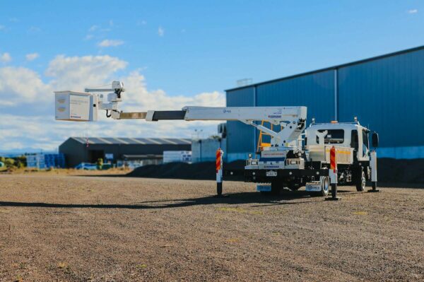 Linelift® DHT150AS on Isuzu FRR600 Truck - Image 5