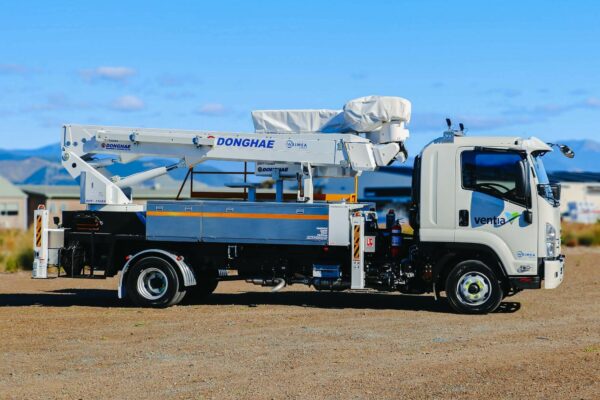 Linelift® DHT150AS on Isuzu FRR600 Truck - Image 6