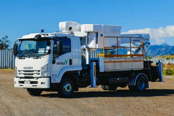 Linelift® DHT150AS on Isuzu FRR600 Truck - Image 2