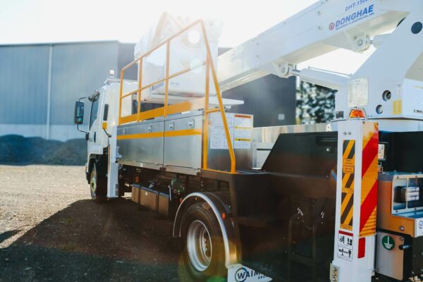 Linelift® DHT150AS on Isuzu FRR600 Truck - Image 7