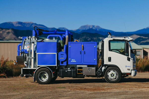 Allvac® AV2000H Full Door Hydro Excavator on Isuzu NQR500 - Image 2