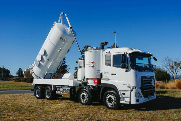 Allvac® AV10000F Class 3A Flammable Vacuum Tanker on UD Quon GW32-460 8×4 - Image 4