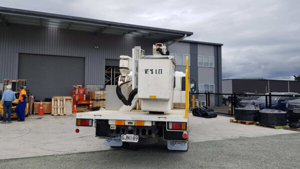Versalift VST40 on 2012 Isuzu FRR500 4x2 - Image 3