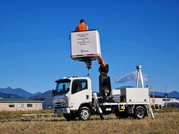 Versalift VTL41FZ on 2021 Isuzu NPR325 truck - Image 4