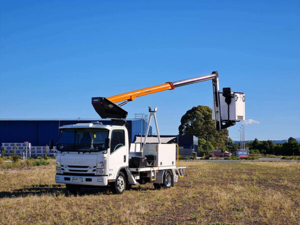Versalift VTL41FZ on 2021 Isuzu NPR325 truck - Image 3