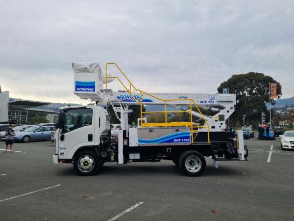 Linelift® DHT150S on 2021 NQR500 4x2 Truck - Image 4