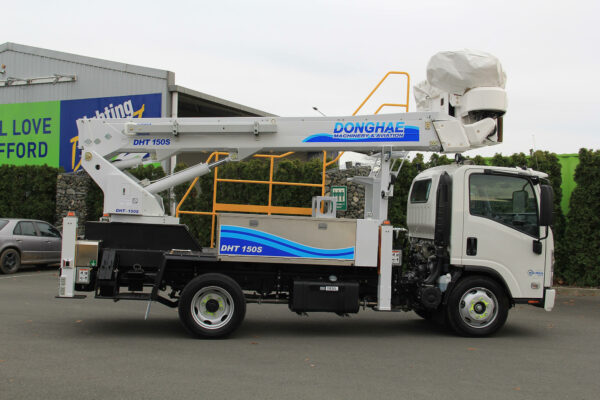 Linelift® DHT150S on 2021 NQR500 4x2 Truck - Image 5