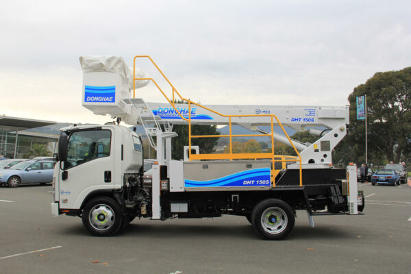 Linelift® DHT150S on 2021 NQR500 4x2 Truck - Image 6