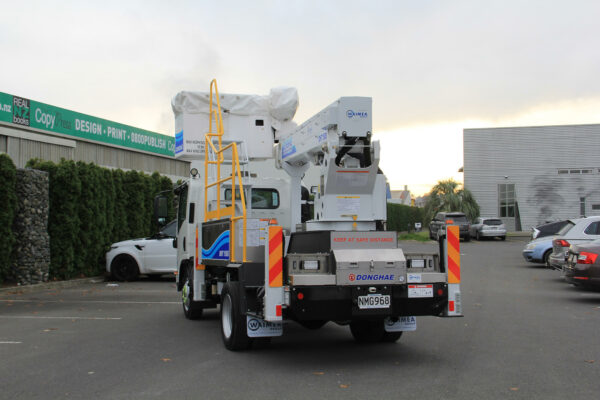 Linelift® DHT150S on 2021 NQR500 4x2 Truck - Image 9