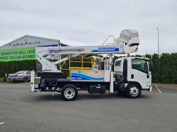 Linelift® DHT150S on 2021 NQR500 4x2 Truck - Image 2