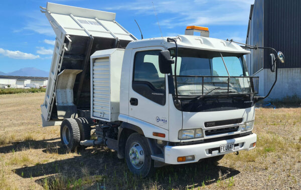 2007 Isuzu Forward 4x2 with tipping deck & toolbox behind cab & removable chip bin