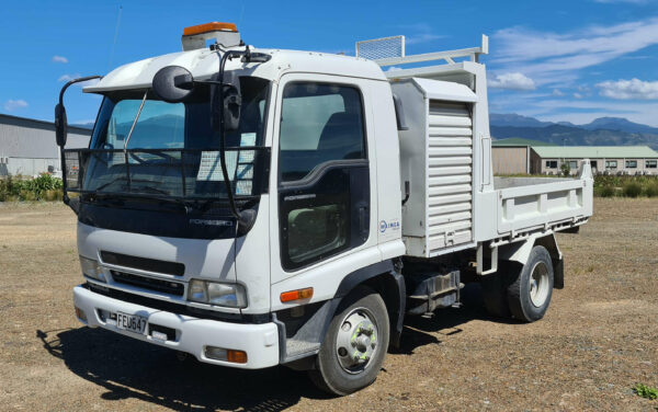 2007 Isuzu Forward 4x2 with tipping deck & toolbox behind cab & removable chip bin - Image 4