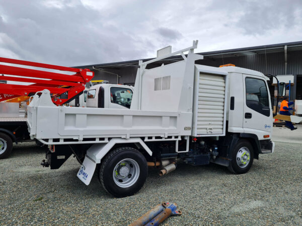 2007 Isuzu Forward 4x2 with tipping deck & toolbox behind cab & removable chip bin - Image 3