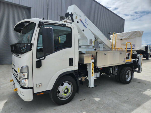 Linelift® DHT120 on Isuzu NQR500 - Image 2