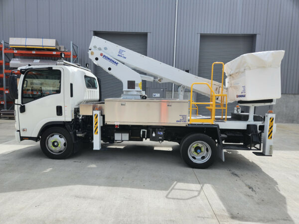 Linelift® DHT120 on Isuzu NQR500 - Image 6