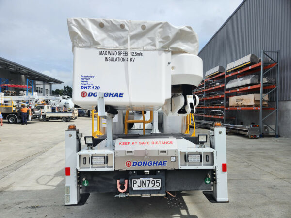 Linelift® DHT120 on Isuzu NQR500 - Image 5