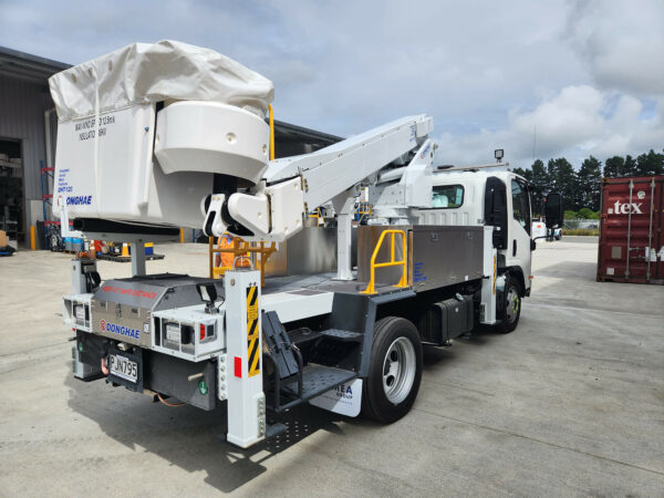 Linelift® DHT120 on Isuzu NQR500 - Image 4