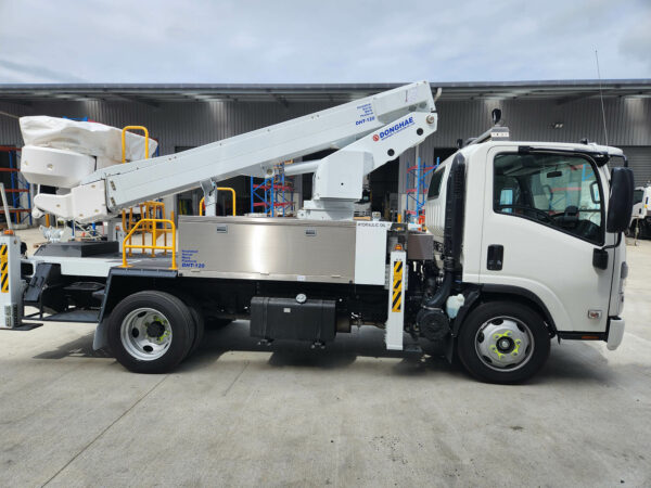 Linelift® DHT120 on Isuzu NQR500 - Image 3