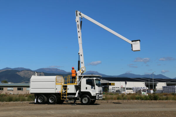 Versalift VO255REV3 6x4 on 2018 Isuzu FVZ1400 - Image 2