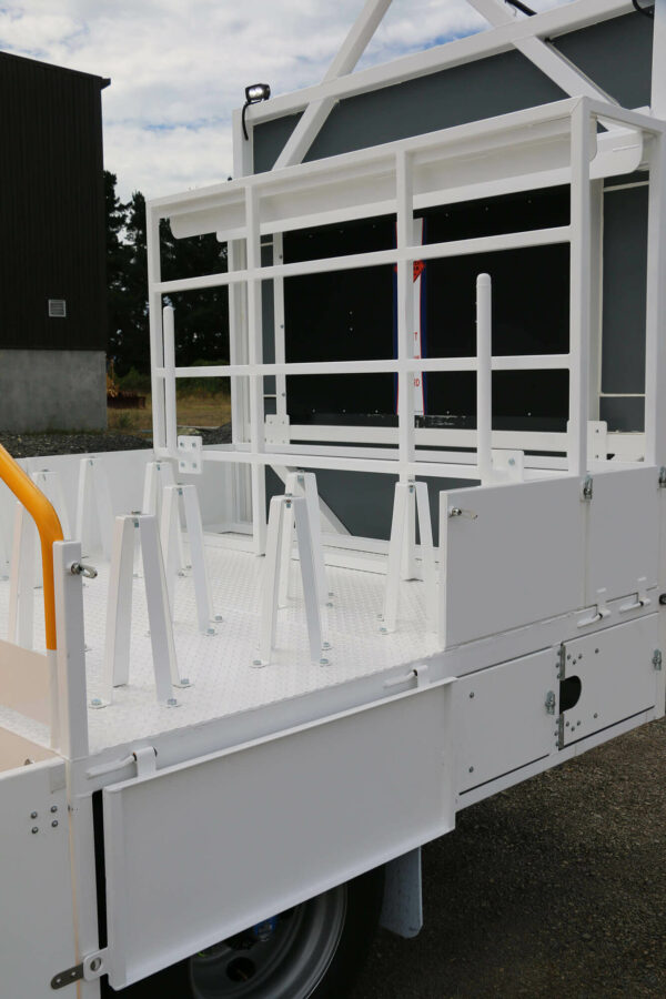 L1 Traffic Management, (double cab) Hino 921 4x2 - Image 2