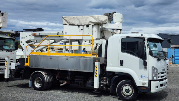 Linelift® DHT145AS on 2014 Isuzu FRR60 - Image 2