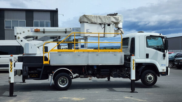 Linelift® DHT145AS on 2014 Isuzu FRR60 - Image 3