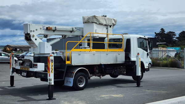 Linelift® DHT145AS on 2014 Isuzu FRR60 - Image 4