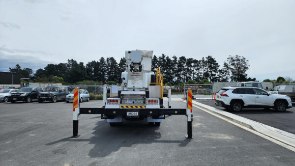 Linelift® DHT145AS on 2014 Isuzu FRR60 - Image 5