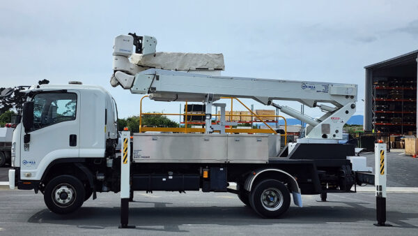 Linelift® DHT145AS on 2014 Isuzu FRR60 - Image 7