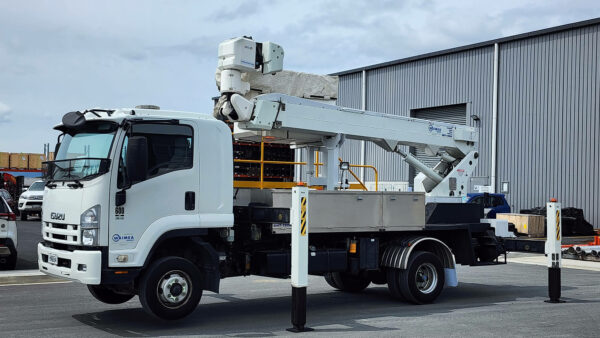 Linelift® DHT145AS on 2014 Isuzu FRR60 - Image 8