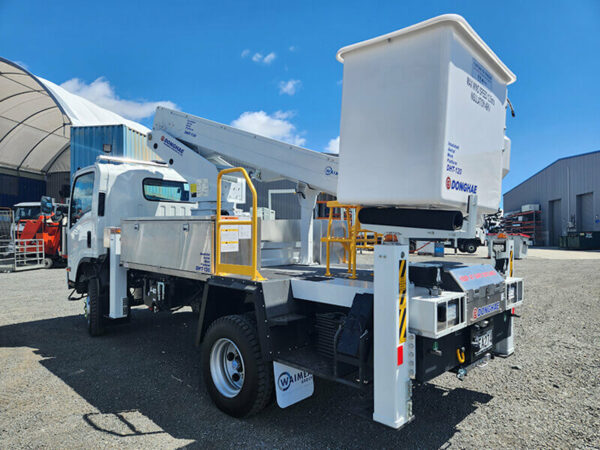 Linelift® DHT120 on Isuzu NPS450 4x4 - Image 5