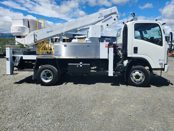 Linelift® DHT120 on Isuzu NPS450 4x4 - Image 2