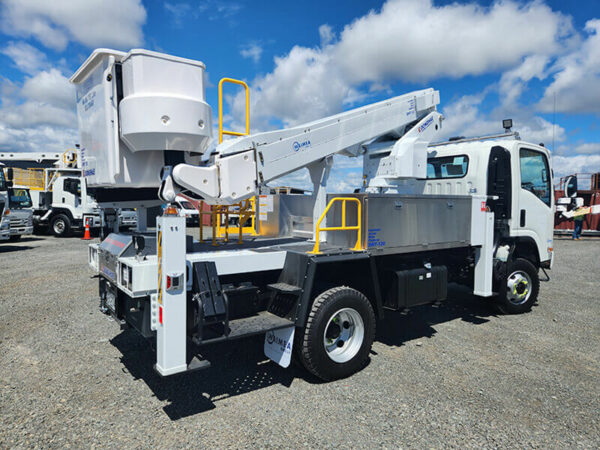 Linelift® DHT120 on Isuzu NPS450 4x4 - Image 3