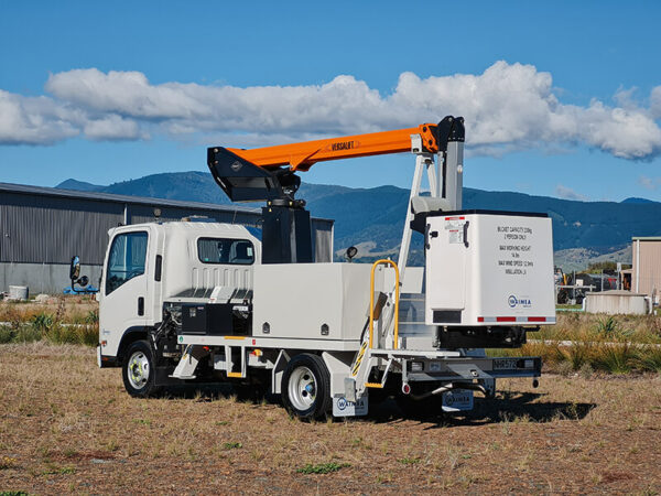 Versalift VTL41FZ on Isuzu NPR325 - Image 2