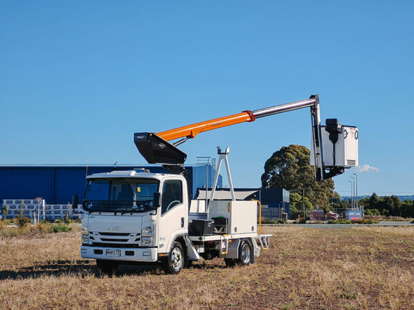 Versalift VTL41FZ on Isuzu NPR325 - Image 5