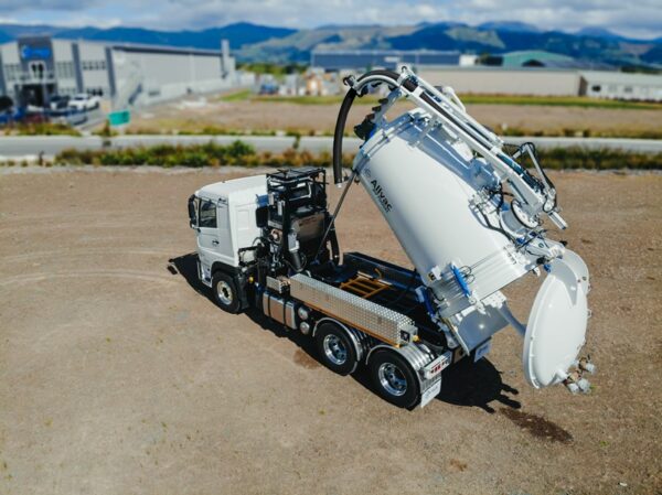 Allvac® AV7000H Hydro Excavator on Hino FS2632 - Image 2