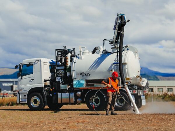 Allvac® AV7000H Hydro Excavator on Hino FS2632 - Image 4