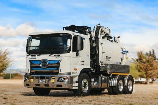 Allvac® AV7000H Hydro Excavator on Hino FS2632